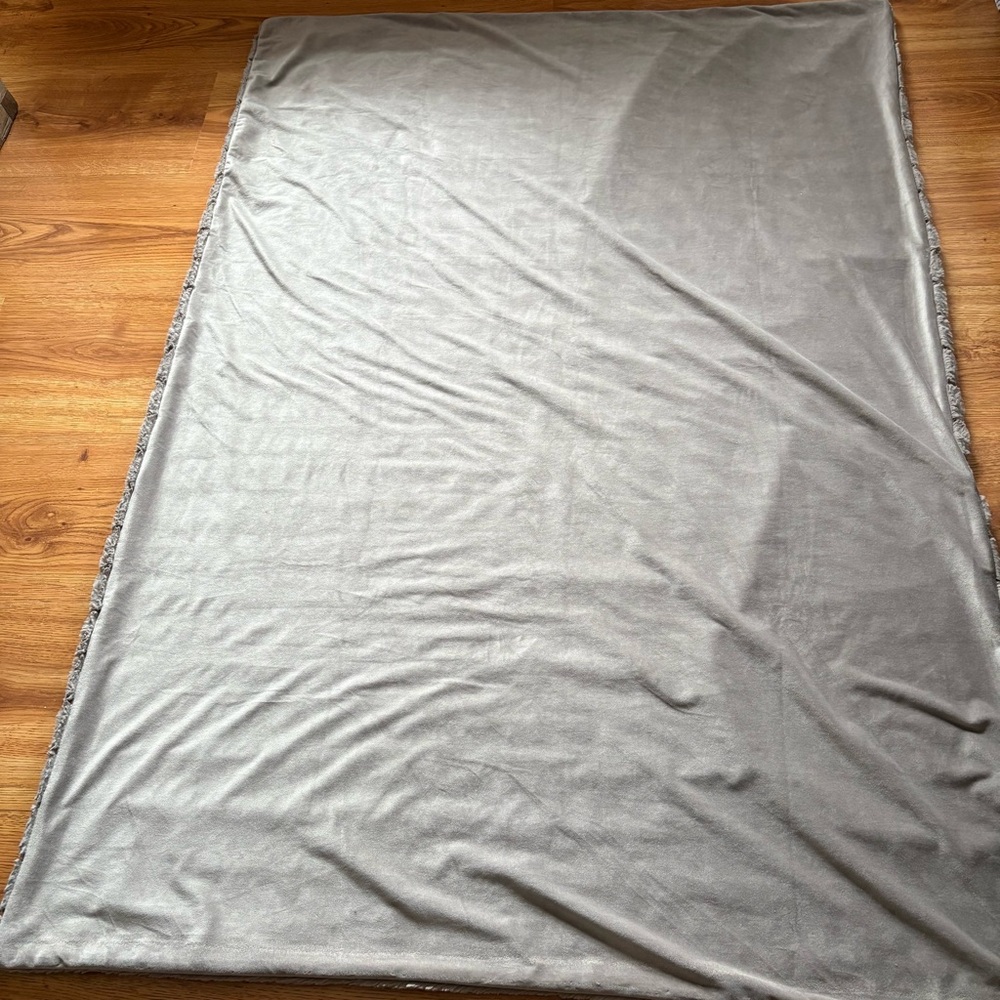 Tommy Bahama Faux Fur Grey Throw Blanket - Picture 5 of 5